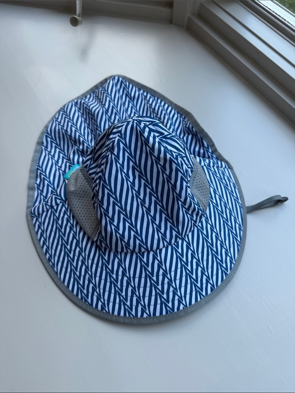 Sunday Afternoons Navy Chevron Sun Hat with Gray Trim - Size M 3-6 years